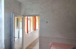 Casă renovată, 3 camere, teren 2.252 mp, anexe, acces din două străzi