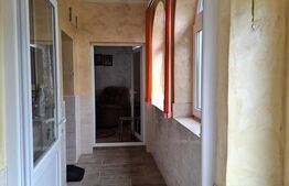 Casă renovată, 3 camere, teren 2.252 mp, anexe, acces din două străzi
