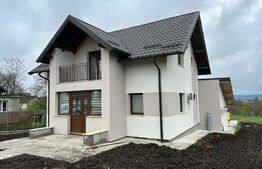 Casa individuala 3 camere, 112 mp, cu garaj, 700 mp teren,  panorama superba, Plopeni Suceava