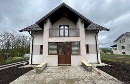 Casa individuala 3 camere, 112 mp, cu garaj, 700 mp teren,  panorama superba, Plopeni Suceava