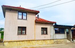 Casă individuală 4 camere, 110 mp utili și 7000 mp de teren,  în zona Mitocu Dragomirnei