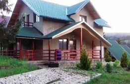 Casă și căbănuțe cu teren de 4000 mp în zona Șaru Dornei, Județul Suceava (Video) POSIBILITATE ACHIZIȚIE CABANA ȘI CĂBĂNUȚELE CU TEREN AFERENT DE 1000 MP LA 125.000 EURO. Bonus - căsuță în copac.