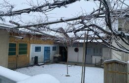 Casa si spatiu magazin, in Padureni, Siret 