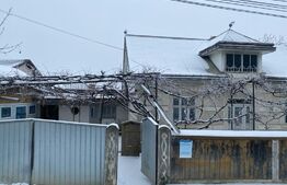 Casa si spatiu magazin, in Padureni, Siret 