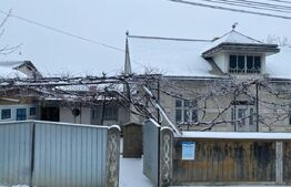 Casa si spatiu magazin, in Padureni, Siret 