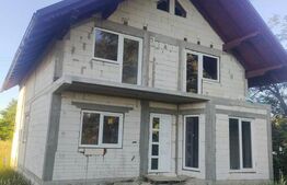 Casa la rosu + teren 2000mp, Siret