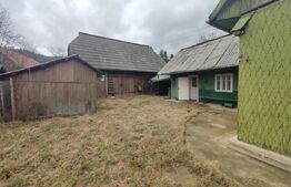 Casă individuala ,2500 mp teren,  în Putna