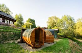 Casa batraneasca si doua casute ingropate, investitie, zona Cacica