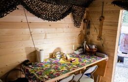 Casa batraneasca si doua casute ingropate, investitie, zona Cacica