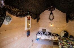 Casa batraneasca si doua casute ingropate, investitie, zona Cacica