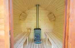 Casa batraneasca si doua casute ingropate, investitie, zona Cacica