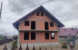 Casa la rosu, 350 mp utili, zona Marginea