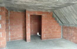 Casa la rosu, 350 mp utili, zona Marginea