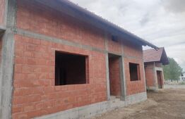 Casa la rosu, 350 mp utili, zona Marginea