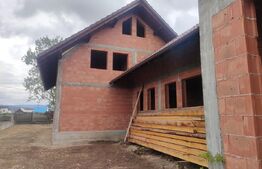 Casa la rosu, 350 mp utili, zona Marginea