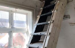 Casa batraneasca, Costana