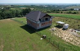 Pensiune la rosu, 370mp, Ciprian Porumbescu