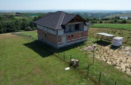 Pensiune la rosu, 370mp, Ciprian Porumbescu