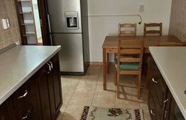 Apartament 3 camere, decomandat, etaj intermediar, zona Zamca