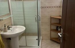 Apartament 3 camere, decomandat, etaj intermediar, zona Zamca