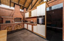 Pensiune modernă de vânzare în Voroneț – 8 camere, construită în 2023