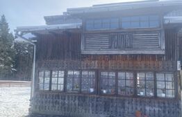 Vânzare 2 case tradiționale, 3 camere + teren, 3450 mp, Campulung Moldovenesc