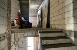 Casa individuala la rosu, 6 camere, 550 mp, 600 mp de teren, zona Patrauti