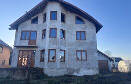 Casa la rosu, central, Radauti