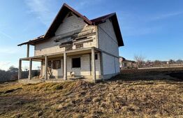 Casa la rosu, cu 3 camere, 120 mp utili, 5000 mp teren, zona Frumoasa