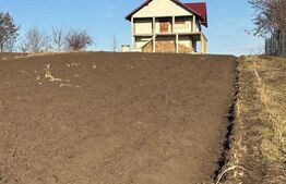 Casa la rosu, cu 3 camere, 120 mp utili, 5000 mp teren, zona Frumoasa