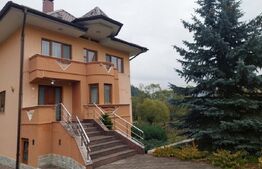 Casă de vânzare, cu 6 camere, 300 mp, spațioasă, în Câmpulung Moldovenesc