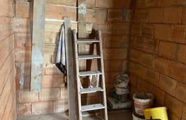 Casa la Rosu , Plopeni , zona Aeroportului 