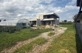 Casa/Vila 450 mp utili, 8000 mp teren + casa in constructie, Plopeni, SV
