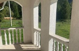 Casă de vânzare cu teren, în Pojorâta, la șosea asfaltată