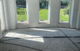 Casă de vânzare cu teren, în Pojorâta, la șosea asfaltată