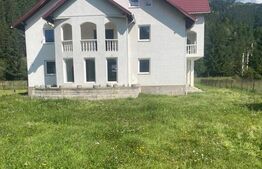 Vilă cu etaj de vânzare în Pojorâta