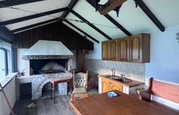 Casa individuala cu garaj si foisor, centru- Horodnic de Sus