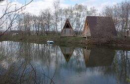 Teren cu iaz amenajat și două cabane A - frame în construcție