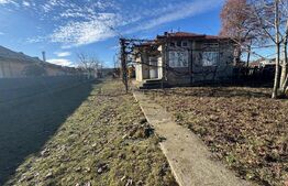 Casa batraneasca, renovabila, 900 mp teren, Dumbraveni Suceava 