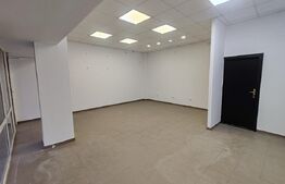 Spatiu comercial, 50 mp, vitrina, Zamca