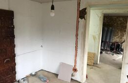 Casa batraneasca,partial renovata,loc. Meresti,3400mp teren