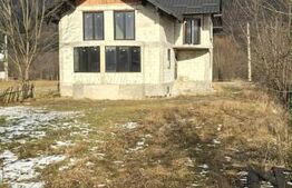 Casa etaj la rosu, 150 mp utili, 2460 mp teren, Campulung Moldovenesc 