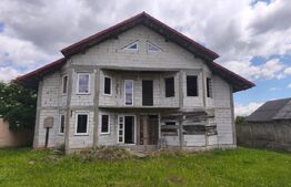 Duplex la rosu, 4400 mp teren, Siret