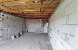 Duplex la rosu, 4400 mp teren, Siret