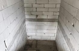 Duplex la rosu, 4400 mp teren, Siret