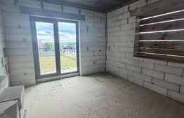 Casa de vanzare, 315 mp, 6 ari teren, 38 m front stradal, zona Plopeni