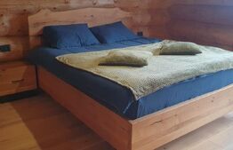 Cabana din bustean masiv si o suprafata de teren de 9000 mp in Vatra Dornei