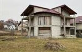 Casa  la rosu , 218 mp utili , 814 mp teren, zona Burdujeni