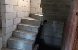 Casa la rosu, 180 mp, teren 900 mp, zona Burdujeni sat