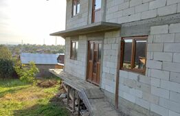 Casa la rosu, 180 mp, teren 900 mp, zona Burdujeni sat